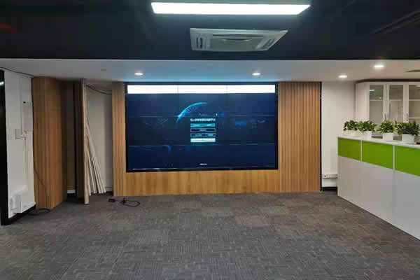 液晶拼接屏與OCB小間距LED顯示屏有什么區(qū)別？