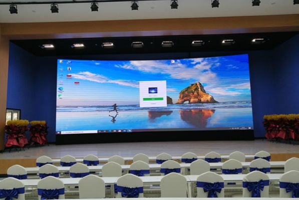 舞臺(tái)背景大屏使用LED屏好，還是拼接屏好？