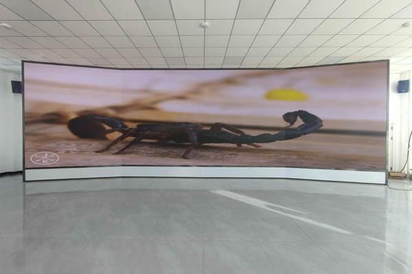 多媒體展廳用多大尺寸的LED顯示屏合適，多媒體展廳LED顯示屏方案設(shè)計(jì)