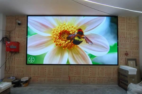 展廳使用投影機(jī)好還是LED顯示屏好，這兩種顯示大屏有什么區(qū)別