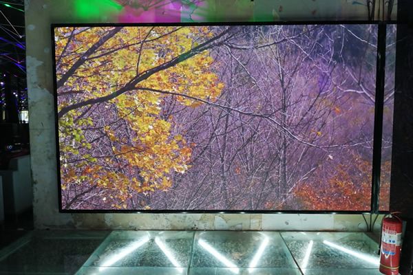 酒吧大屏使用LED顯示屏好，還是液晶拼接屏好？