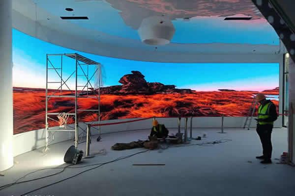 LED顯示屏是怎么做成弧形的？弧形LED屏顯示方案