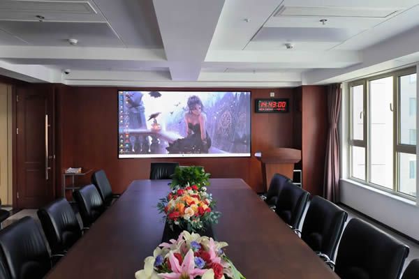 學(xué)校會議室大屏使用投影機好，還是LED顯示屏好？