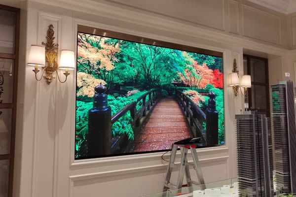 COB顯示屏和傳統(tǒng)的LED顯示屏有什么區(qū)別？