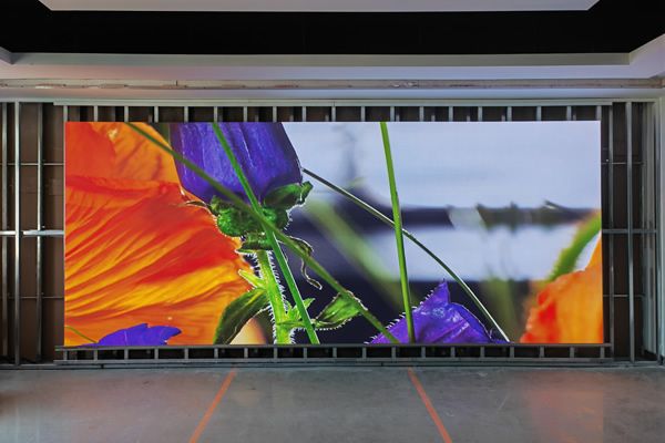 8米寬的會議室，用多大尺寸的LED顯示屏合適？