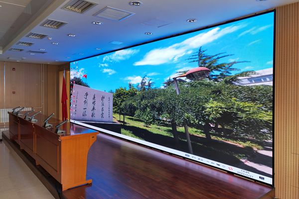 6米寬10米長的會議室，做多大尺寸的LE顯示屏合適？