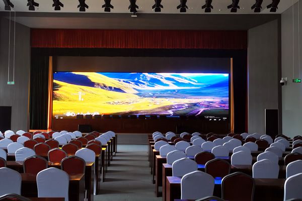 8米寬、15米長的會(huì)議室用多大尺寸的LED顯示屏合適？