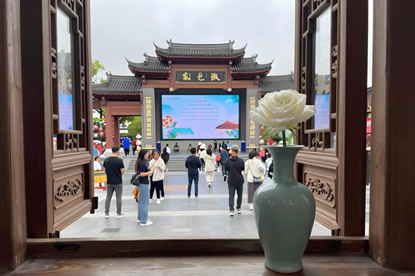 “新中式樂園”刷屏出圈！LED顯示屏賦能非遺文旅，維康國際打造沉浸式國風(fēng)盛宴